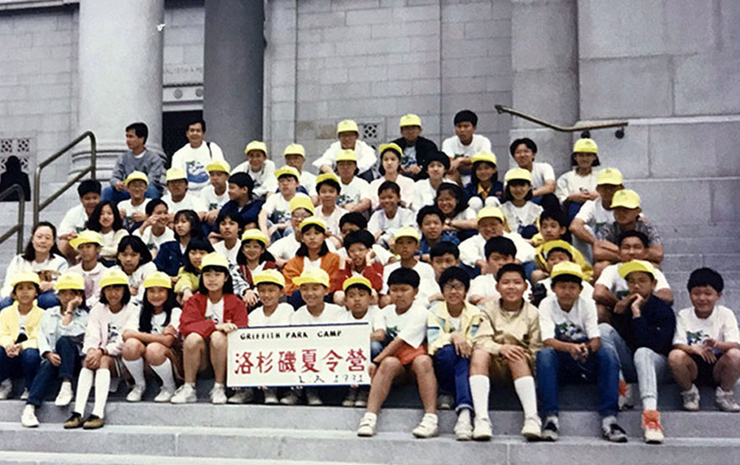 1991年美國洛杉磯夏令營首發團,於洛杉磯市政府前留影。