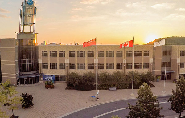 尼加拉學院